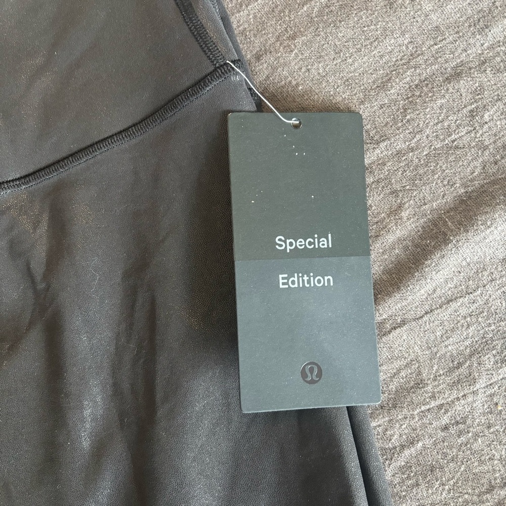 Lululemon WUNDER train HR tight 28” foil color RFXB black size 10 #367 - Picture 2 of 3
